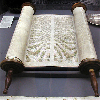 20120504-Torah open Colon-und-Innenansicht-Synagoge-Glockengasse.JPG